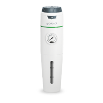 Ein weißer Wasserfilter von Grünbeck mit einem eingebauten Druckmesser befindet sich freistehend vor einem neutralen Hintergrund.