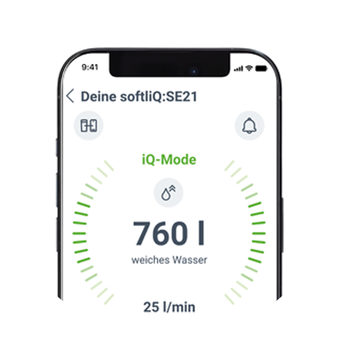 Smartphone-Display zeigt Wasserenthärter-App mit 760 Litern weichem Wasser im iQ-Modus bei 25 Litern pro Minute, umgeben von Symbolen für Einstellungen und Benachrichtigungen.